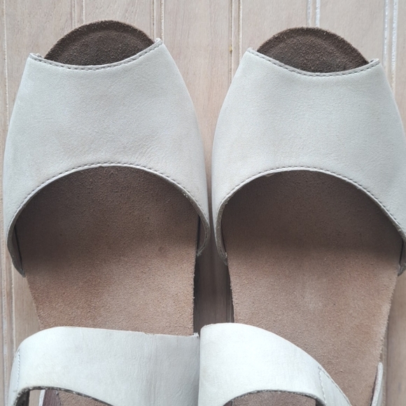 Dansko Vera Nude Tan Leather Sandals Peep Toe Ankle Elastic Strap Wedge - Picture 3 of 11